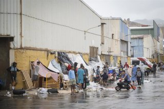 Inmigrantes acampados en las naves del Tarajal, a 21 de agosto de 2026, en Ceuta (España). 