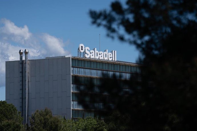 Archivo - Exterior de la sede de Banco Sabadell en Barcelona, Cataluña.