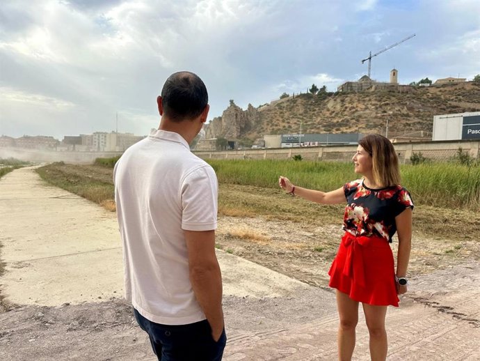 La concejala de Desarrollo Local y Empleo en el Ayuntamiento de Lorca, Rosa María Medina, supervisa el inicio del desbroce del tramo urbano del río Guadalentín entre La Velica y el Puente Nuevo de la Avenida Europa