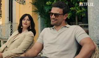 La ambición de Eddie se descontrola en el tráiler de la temporada 2 de The Gentlemen que renueva en Netflix