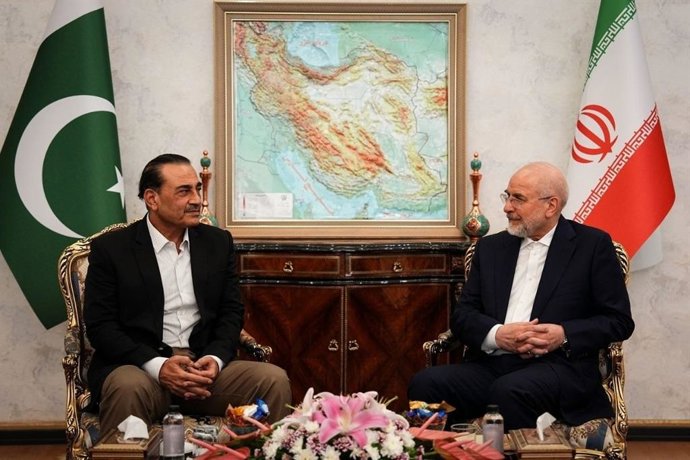 O chefe do Estado-Maior das Forças Armadas do Paquistão e principal negociador entre os Estados Unidos e o Irã, o marechal Asir Munir, ao lado do presidente do Parlamento e negociador iraniano, Mohamed Baqer Qalibaf
