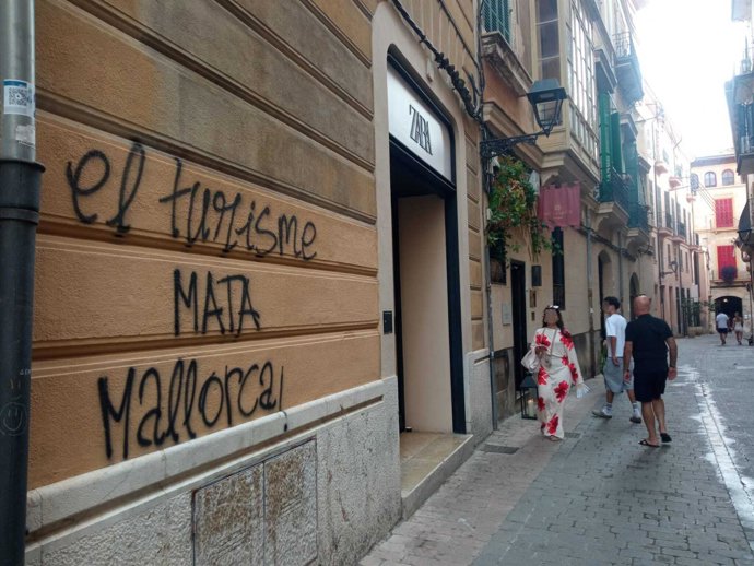 Una pintada en el centro de Palma contra la masificación turística.