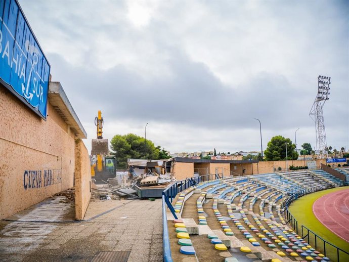 Trabajos de demolición en el estadio Bahía Sur de San Fernando (Cádiz)