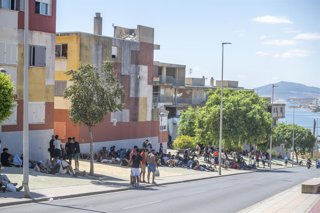 Varios migrantes, a 22 de agosto de 2026, en Ceuta (España). Sanidad convoca a las comunidades autónomas el lunes 24 de agosto para activar el mecanismo de solidaridad y enviar vacunas a Ceuta. Una delegación del Ministerio de Sanidad, encabezada por el s