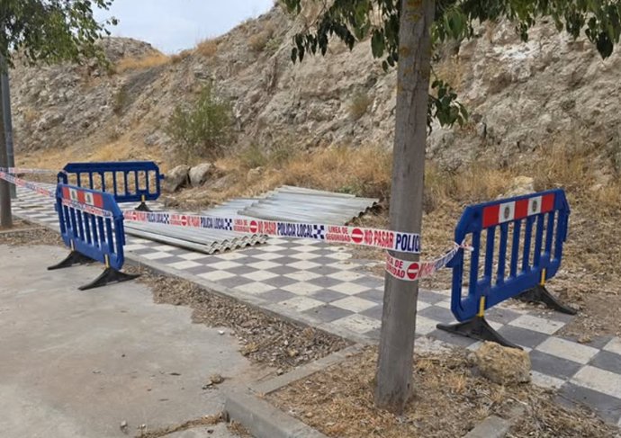 La Policía Local de Cuenca investiga un vertido ilegal de placas de fibrocemento en el entorno del circuito de bicicleta.
