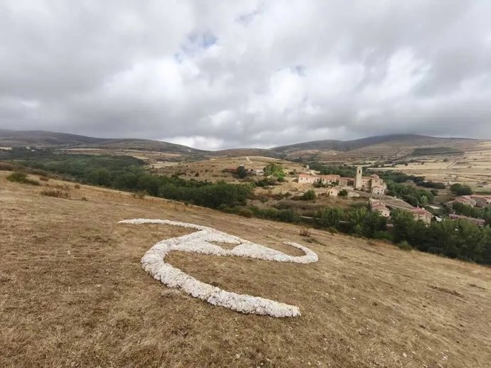 El proyecto 'Las Huellas de los Rebaños' construye en Oncala (Soria) un trisquel con más de 200 kilos de lana