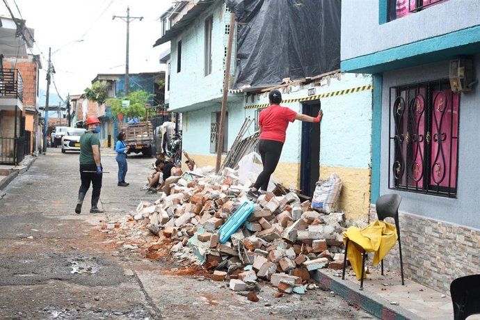 Residentes de Pereira, Colombia, retiran escombros tras el terremoto de 7,4 el pasado 10 de agosto