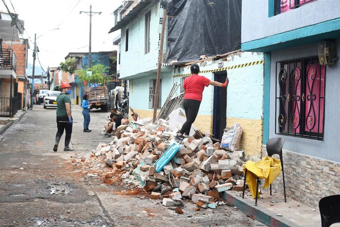 16 de agosto de 2026, Pereira, Risaralda, Colômbia: As pessoas continuam removendo os escombros e detritos das estruturas desabadas na cidade de Pereira, na Colômbia, após um terremoto de magnitude 7,4 ter atingido o país em 10 de agosto, deixando mais de