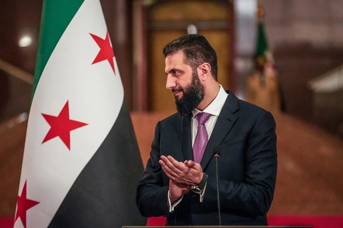Archivo - Arquivo - 7 de julho de 2026, Síria, Damasco: O presidente sírio Ahmed al-Sharaa aplaude durante uma coletiva de imprensa conjunta com o presidente francês Emmanuel Macron, em Damasco. Foto: Moawia Atrash/dpa