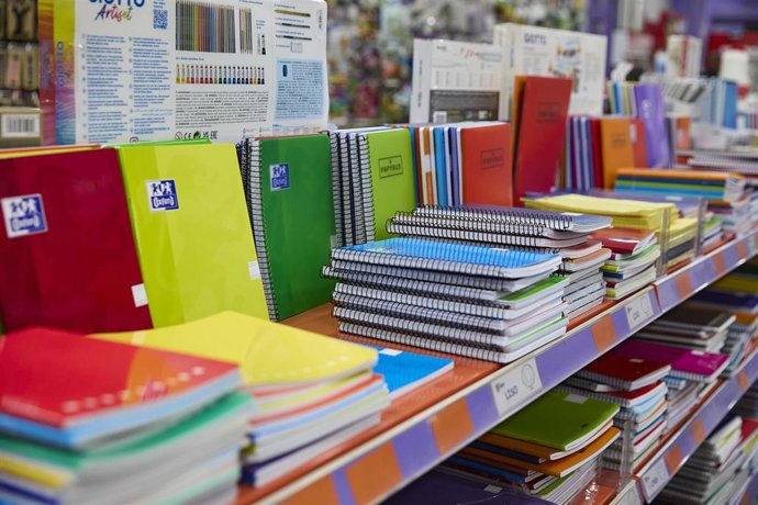 Archivo - Cuadernos en la papelería Folder Hermosilla, a 27 de agosto de 2025, en Madrid (España). Los madrileños gastarán en la 'vuelta al cole' de 2025 una medida de 497 euros, un 45% más que el desembolso promedio que se realiza a nivel nacional, según