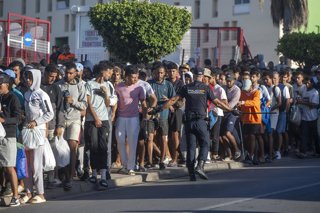 Migrantes esperan en una cola, a 24 de agosto de 2026, en Ceuta (España). La ONG Accem atiende en estos momentos a 1.100 migrantes en el dispositivo de acogida temporal de Loma Margarita, en Ceuta, un espacio que gestiona la entidad y que cuenta con sus p