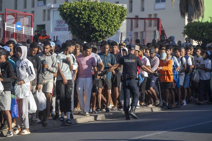 Migrantes esperan en una cola, a 24 de agosto de 2026, en Ceuta (España). La ONG Accem atiende en estos momentos a 1.100 migrantes en el dispositivo de acogida temporal de Loma Margarita, en Ceuta, un espacio que gestiona la entidad y que cuenta con sus p