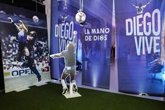 Foto: El balón de la 'Mano de Dios' de Maradona se vende por 3,35 millones de dólares en una subasta
