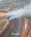 Controlado el incendio junto a la AP-68 en Haro provocado por las llamas de un camión