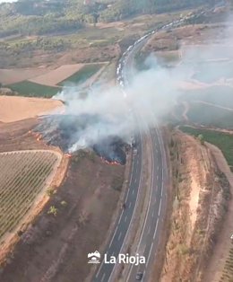El humo visible del incendio junto a la AP-68 en Haro