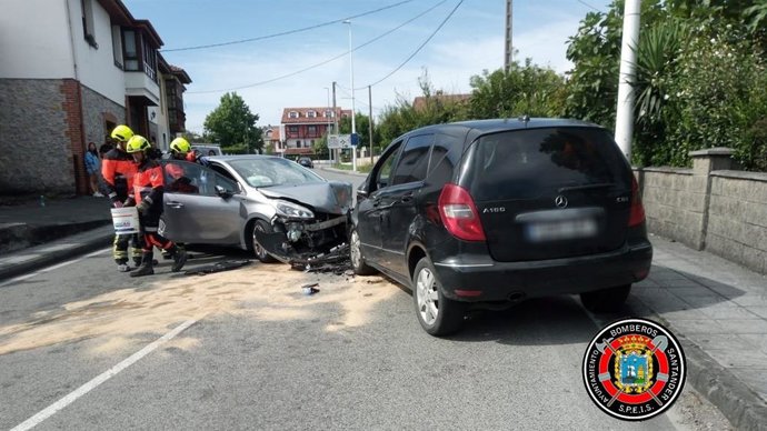 Choque fronta de dos coches en Gajano