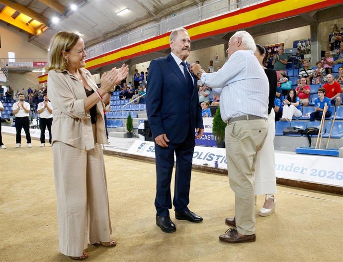 Toño Gómez recibe la Insignia de Oro de la Federación Española de Bolos