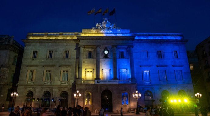 El Ayuntamiento de Barcelona se ilumina de azul y amarillo por el Día de la Independencia de Ucrania
