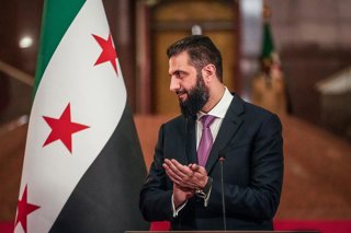 Archivo - 07 July 2026, Syria, Damascus: Syrian President Ahmed al-Sharaa applauds during a joint press conference with French President Emmanuel Macron in Damascus. Photo: Moawia Atrash/dpa