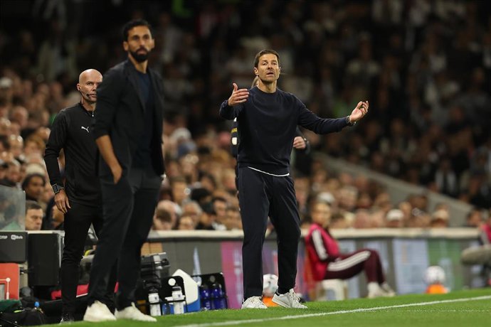 Álvaro Arbeloa y Xabi Alonso en el Fulham-Chelsea