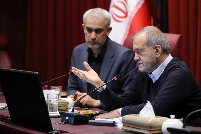 Archivo - January 13, 2026, Tehran, Iran: Iranian President MASOUD PEZESHKIAN (R) and Minister of Economic Affairs and Finance ALI MADANIZADEH (L) attend a meeting in Tehran, as Iran remains under a near-total nationwide internet blackout that began on 08
