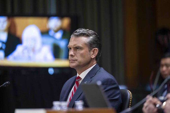 Archivo - Arquivo - 23 de julho de 2026, Washington, D.C., Estados Unidos da América: O secretário de Defesa dos EUA, Pete Hegseth, ouve uma pergunta durante seu depoimento perante a Comissão de Apropriações do Senado no Capitólio, em 21 de julho de 2026,