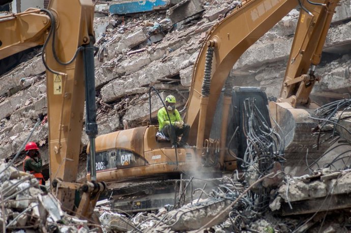 August 17, 2026, La Guaira, Venezuela (Bolivarian Republic of: LA GUAIRA, VENEZUELA, AUGUST 20, 2026: Collapsed residential and hotel structures remain along the coastline of La Guaira nearly two months after an earthquake struck Venezuela's central coast