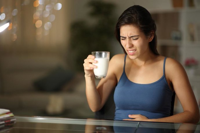 Archivo - Mujer con intolerancia a la lactosa con un vaso de leche.