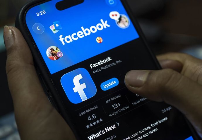8 de agosto de 2026: Nesta ilustração fotográfica, uma pessoa segura um smartphone que exibe o aplicativo do Facebook na App Store, em Nova Délhi, Índia, em 8 de agosto de 2026.