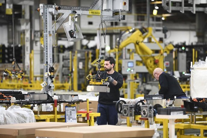Archivo - Un trabajador de la industria automotriz
