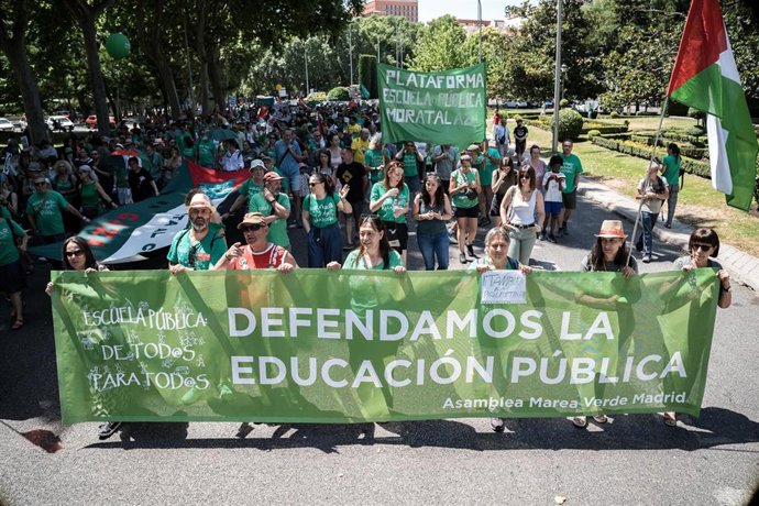 Archivo - Numerosas personas sostienen una pancarta con el lema 'Defendamos la educación pública' durante una manifestación en favor de la educación pública, a 14 de junio de 2026, en Madrid (España). La movilización ha sido convocada por CCOO, UGT y la C