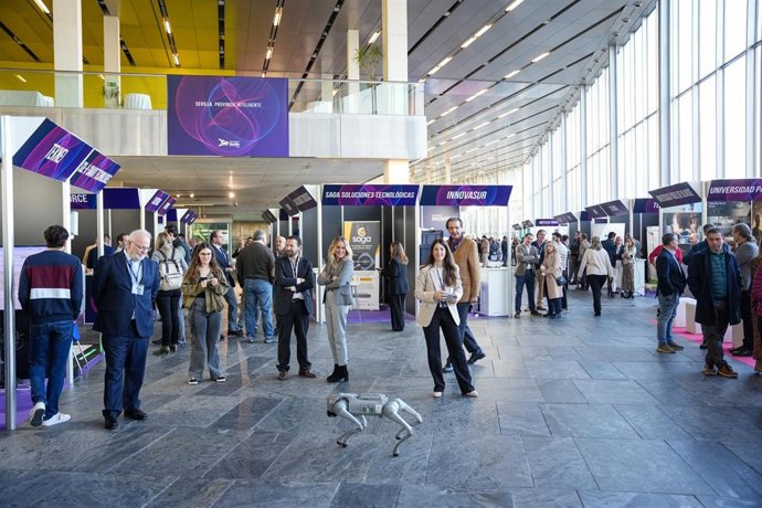 Archivo - Un robot da la bienvenida a los visitantes de InproInnova 2025.