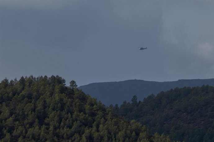 Un helicóptero trabaja en las labores de extinción del incendio, en Segorbe, Castellón. 