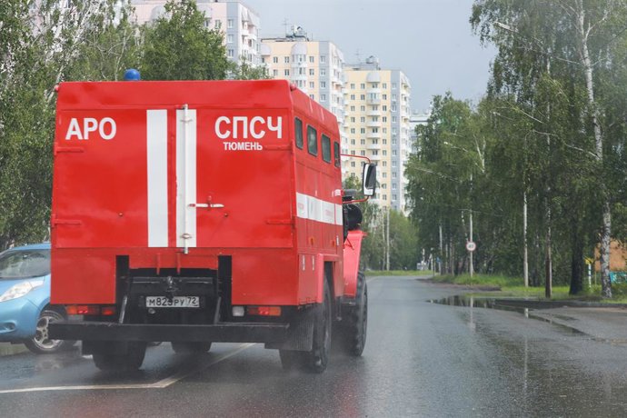 Archivo - Arquivo - RÚSSIA, TYUMEN - 6 DE JUNHO DE 2026: Uma equipe de emergência atende a um incêndio na Refinaria de Petróleo de Tyumen