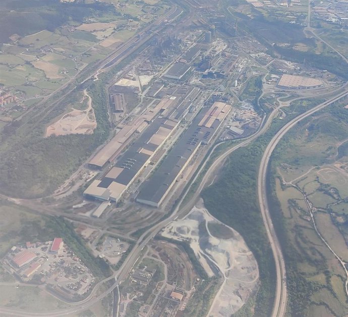 Archivo - Vista aérea de una industria