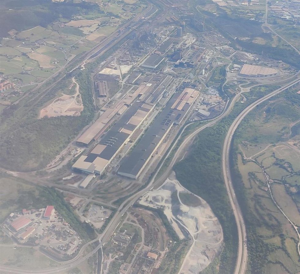 Archivo - Vista aérea de una industria