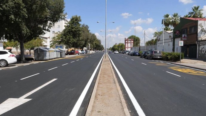 Estado de la avenida Medina y Galnares de San Jerónimo tras su reasfaltado