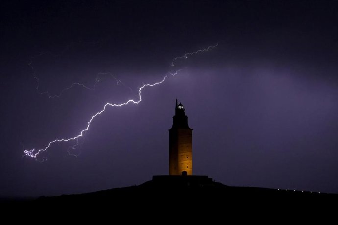 Archivo - Vista de un rayo sobre la Torre de Hércules, a 26 de octubre de 2022, en A Coruña, Galicia (España). Situada en la costa norte de la península coruñesa, en un cerro de unos 50 metros de altitud. 