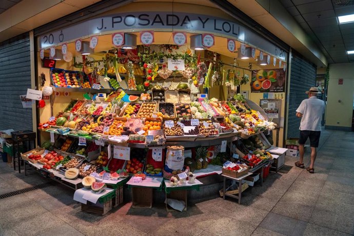 Archivo - Puesto de alimentación en el Mercado de la Encarnación en Sevilla, en una imagen de archivo.