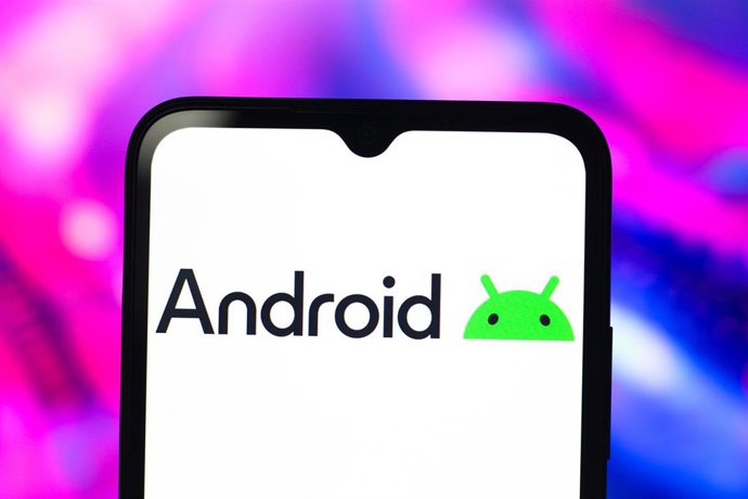 Archivo - Imagen del logo de Android en un móvil.