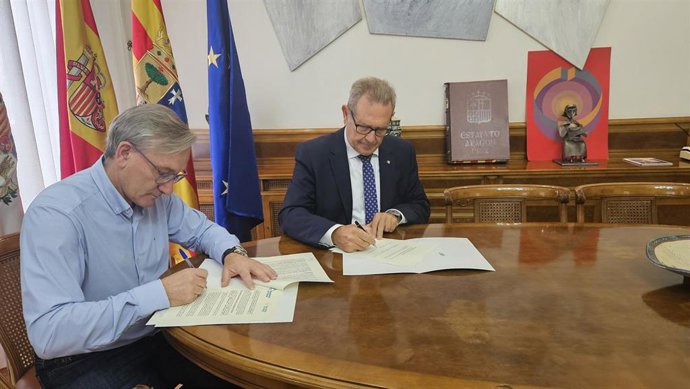 El presidente de la Diputación Provincial de Teruel (DPT), Joaquín Juste, y el presidente de Caja Rural de Teruel, José Cuevas, firman el convenio.
