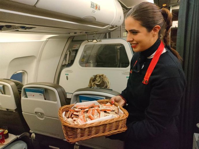 Archivo - Una TCP de Iberia Express reparte turrón.