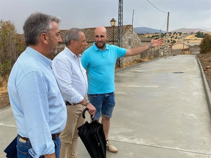El teniente de alcalde de Urbanismo, Patrimonio y Medio Ambiente del Ayuntamiento de Ávila, Juan Carlos Corbacho, junto con el concejal del Área de Servicios a la Ciudad, Javier Ajates, y el alcalde pedáneo de Bernuy Salinero, Rubén Sánchez.