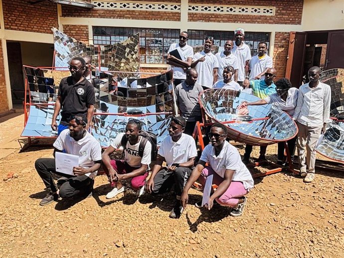 El IES La Merced de Valladolid coordina un proyecto para enseñar a construir en Burundi cocinas solares.