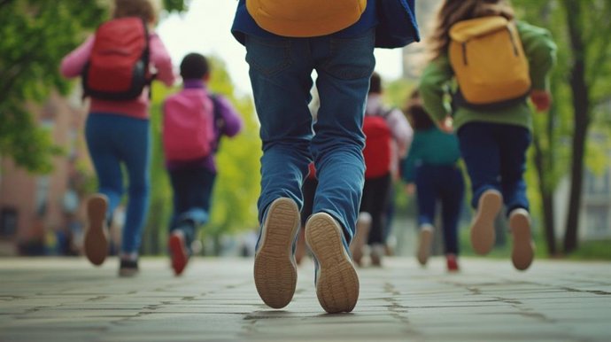 Archivo - Imagen del calzado de un escolar.