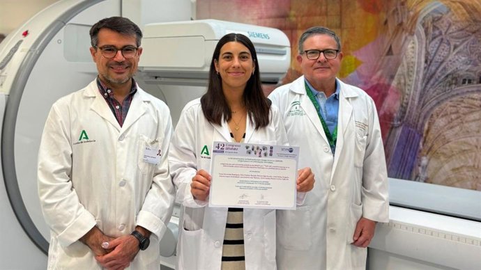 La especialista en medicina Nuclear del HUVR, Paula Fernández, junto a los doctores José Antonio Lojo y David García.
