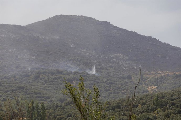 Helicóptero durante las labores de extinción de un incendio forestal en Navas de San Antonio (Segovia).