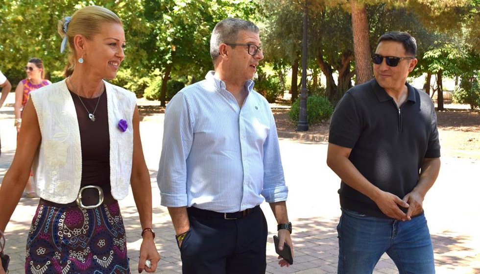 El presidente de la Diputación, Álvaro Martínez Chana, en una visita de Motilla del Palancar.