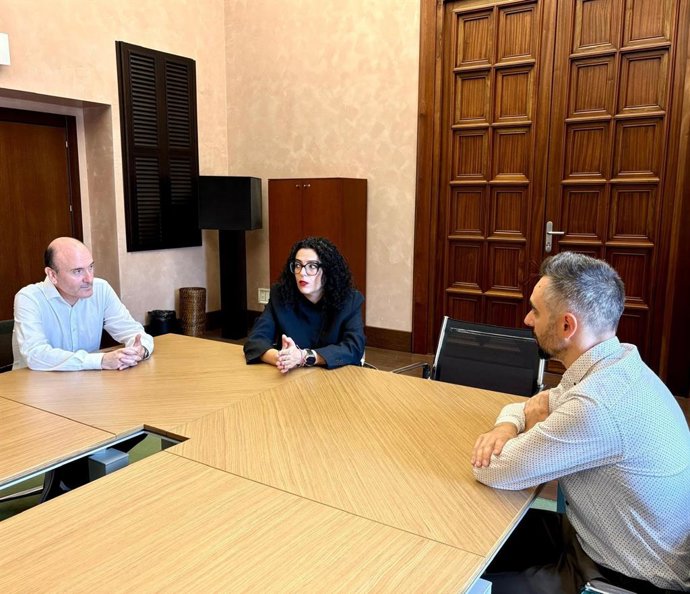 De izquierda a derecha en la imagen, el director general  de Patrimonio Cultural, Pablo León; la consejera de Cultura, La consejera de Cultura, Política Llingüística y Deporte, Vanessa Gutiérrez, y el arquitecto Valentín Arrieta Berdasco.