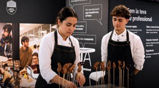 Dos joves en una formació de Barcelona Activa